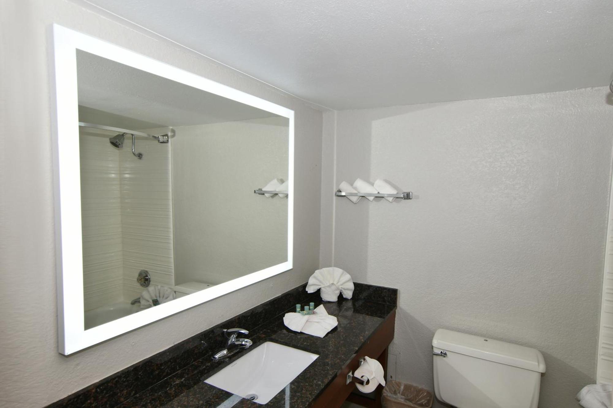 Rock Island Inn & Suites Marshalltown Eksteriør bilde